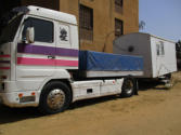 Camion et roulotte dentaire à l'école dentaire  Dakar